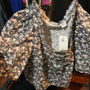 Levi’s semi/crop top